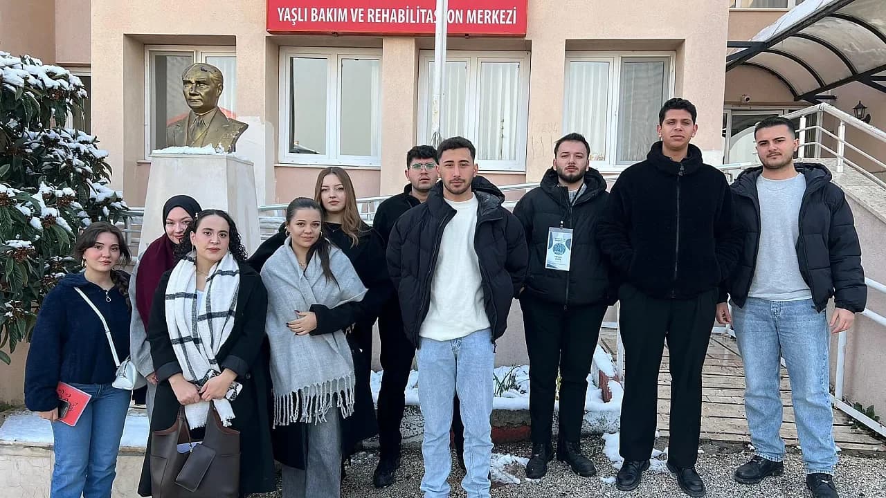 BŞEÜ Öğrencilerinden Vefa Örneği: Huzurevi Sakinlerine Yılın İlk Ziyareti