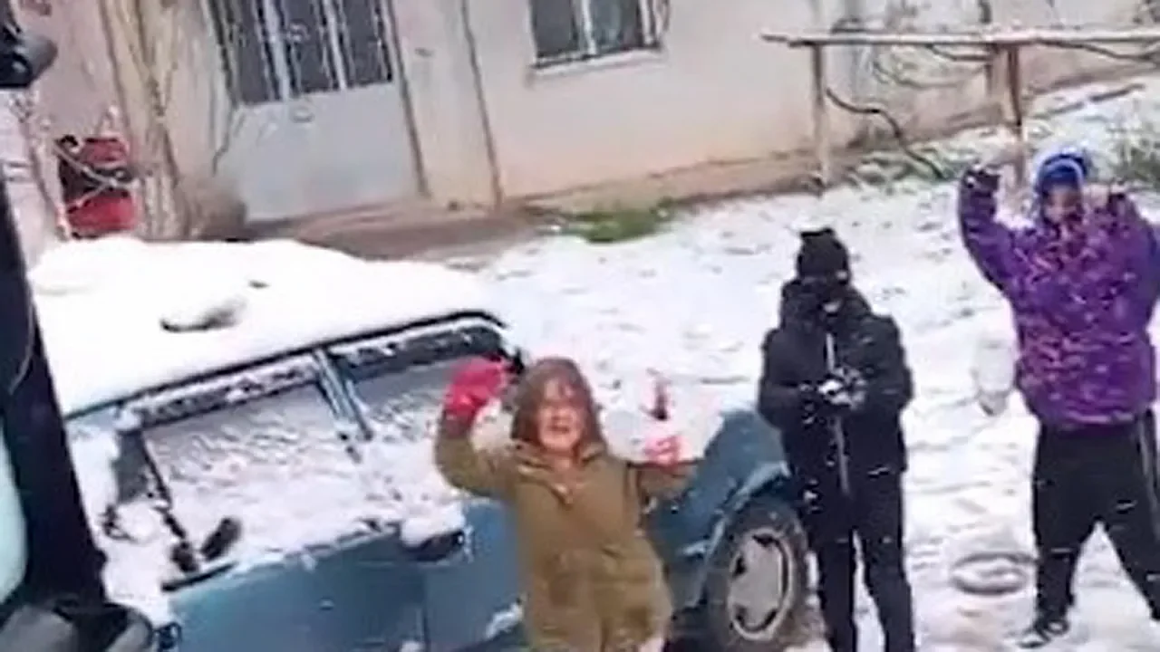 Bilecik'te Gülümseten Kar Mücadelesi: Çocuklar Kepçeyi Kartopu Yağmuruna Tuttu