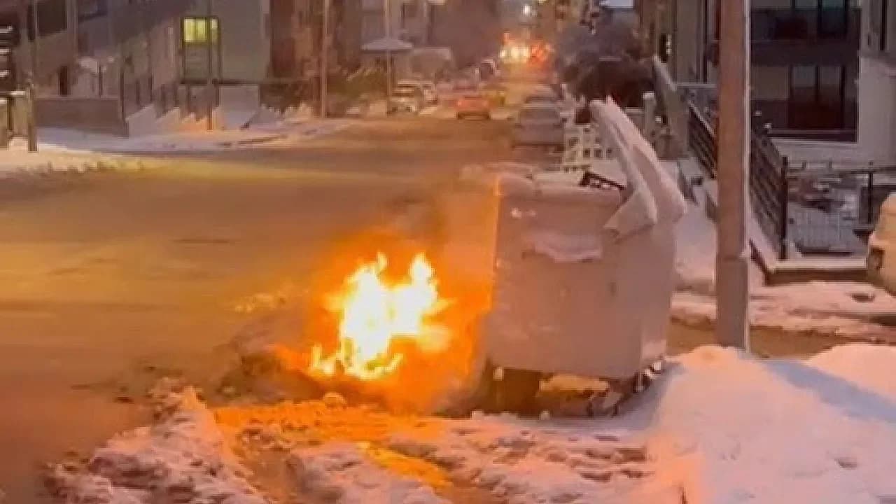 Bilecik'te Korkutan Görüntü: Konteynır Yanındaki Eşyalar Alevlere Teslim Oldu