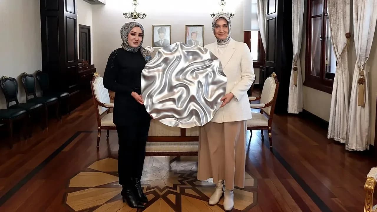 Sosyal Medyadan Talep Etti, Makamda Ağırlandı: Depremzede Ressamdan Vali Yiğitbaşı’na ‘Güçlü Kadın’ Tablosu