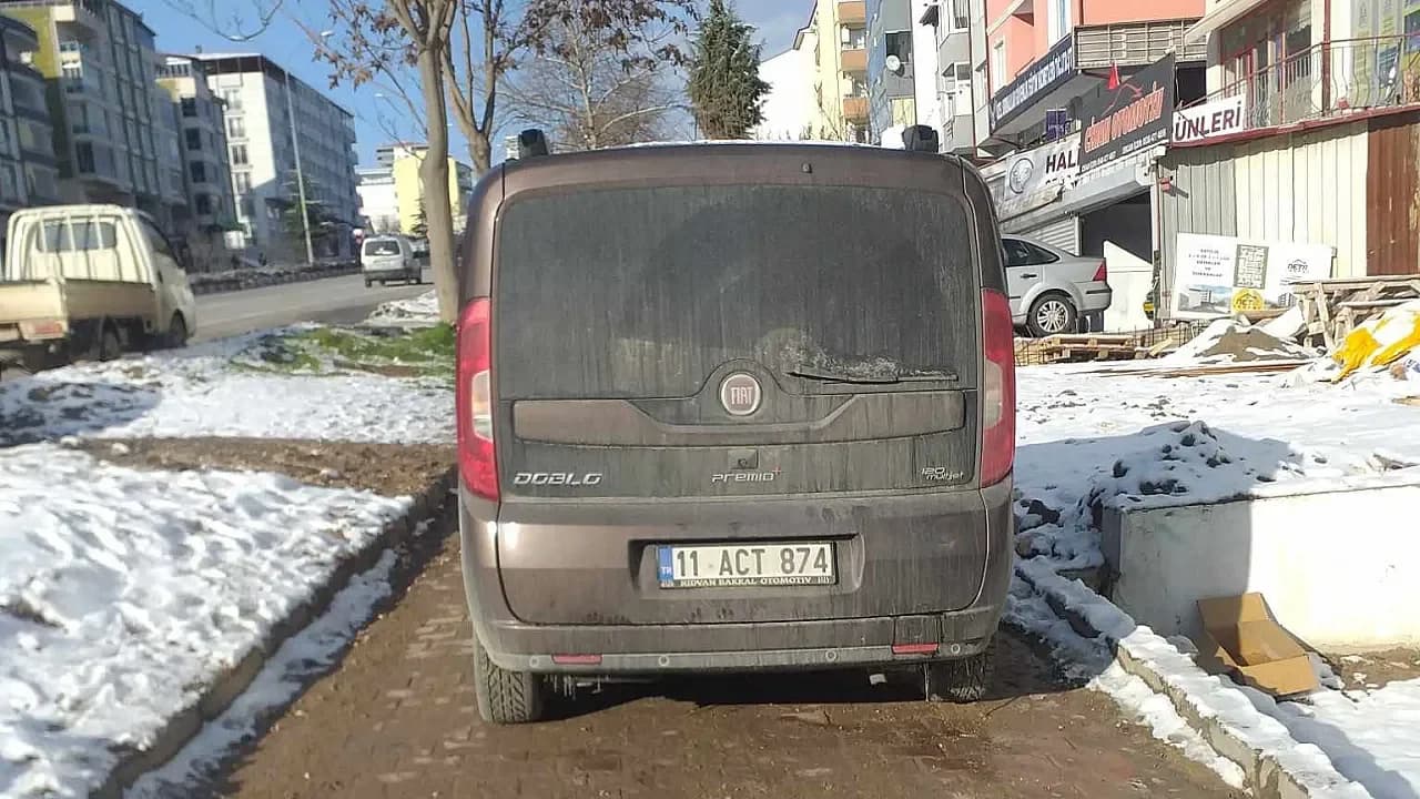 Bilecik’te Yaya Yolu Otoparka Döndü: Vatandaşlardan 'Duba' Talebi