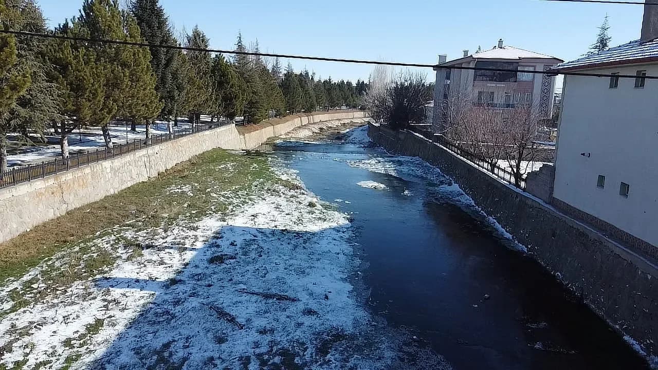 Şuhut Buz Kesti: Gali Çayı Dondu, Termometreler -15’i Gördü