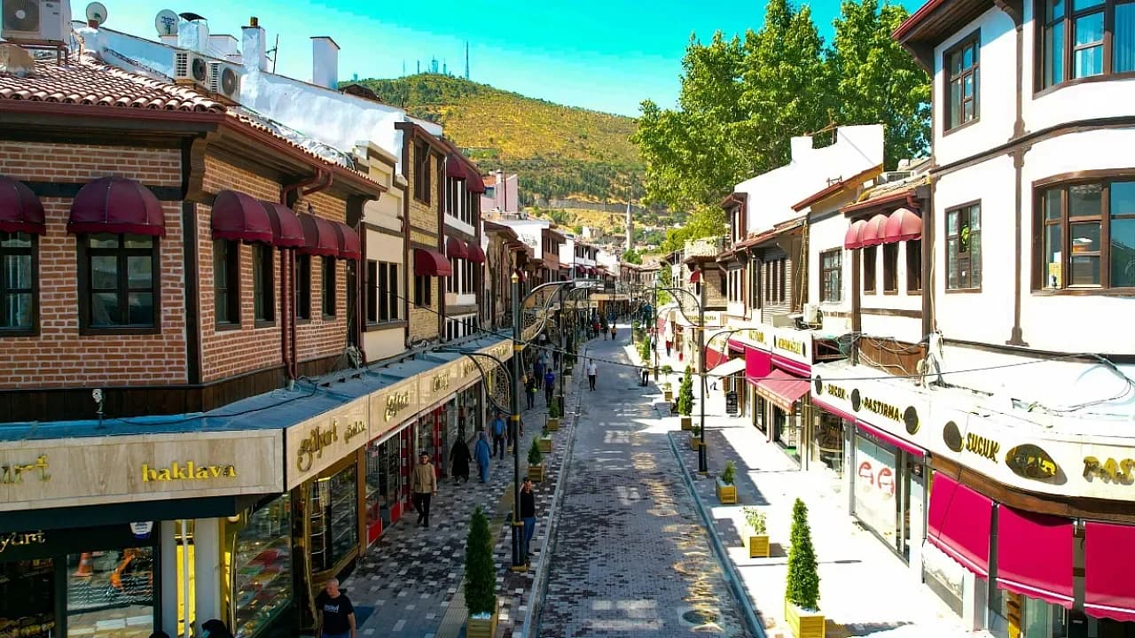 Afyonkarahisar’ın Tarihi Dokusuna Nostaljik Dokunuş: Uzun Çarşı Tramvayı Onaylandı